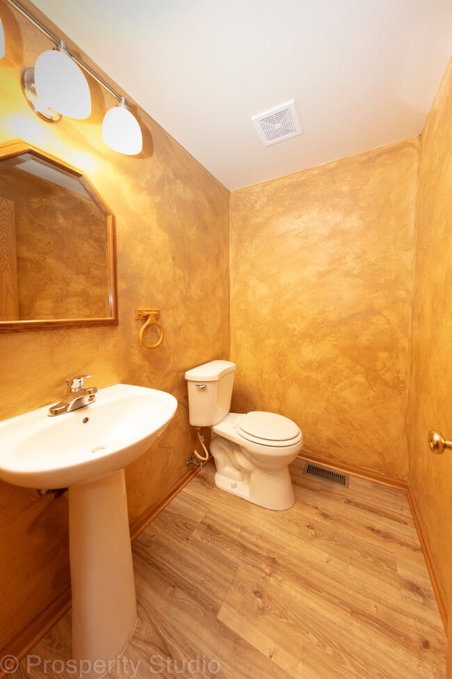 Building Photo - 2500 Oak Tree Ln