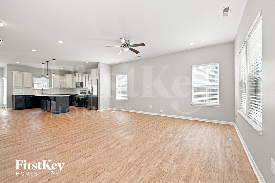 Building Photo - 817 Alexander Commons Dr