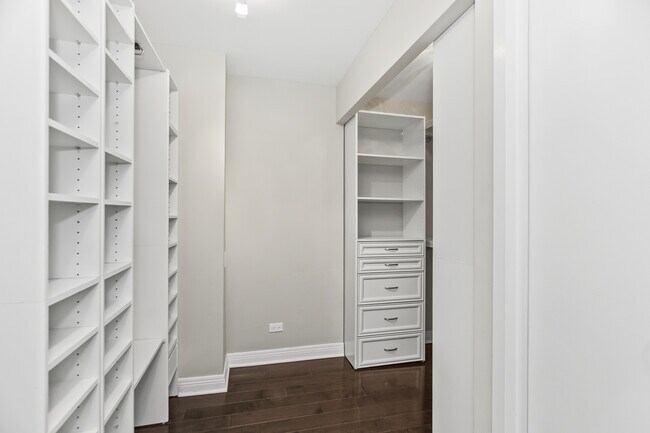 Building Photo - 110 E Delaware Pl