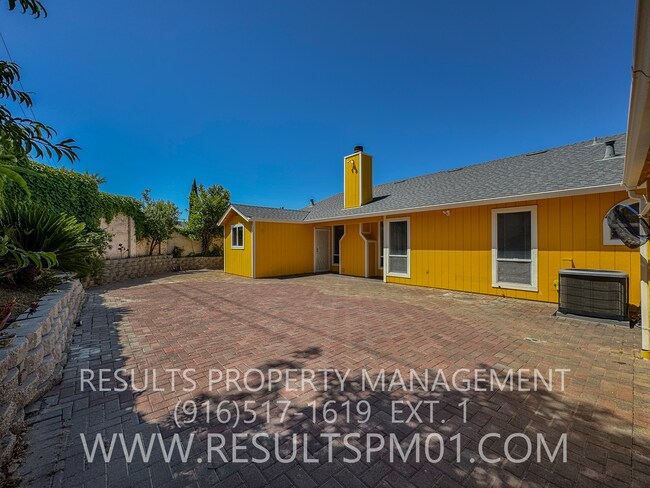 Building Photo - Spacious 4 Bedroom on corner lot