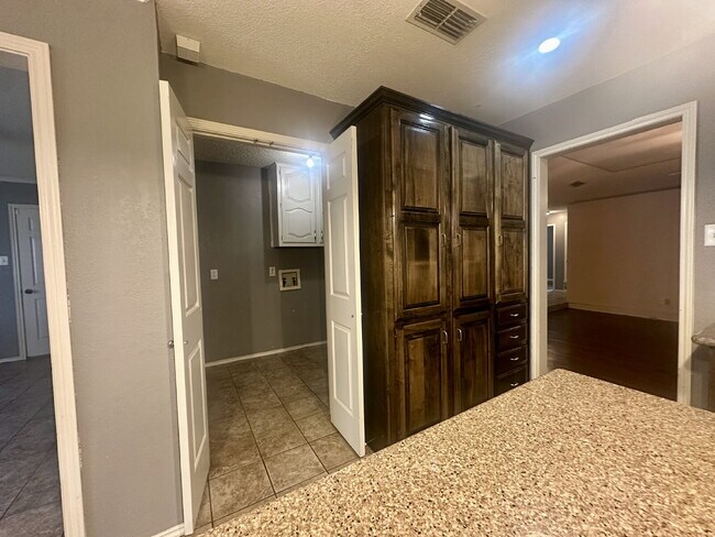 Building Photo - Spacious Home near Shadow Hills!