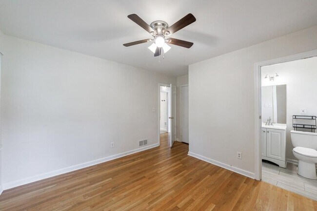 Building Photo - 1238 Lindenwood Ln NE