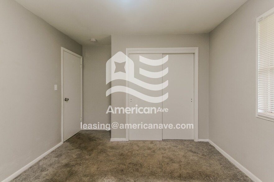 Building Photo - 3950 N Irvington Ave