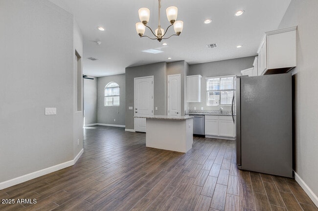 Building Photo - 1367 S Country Club Dr