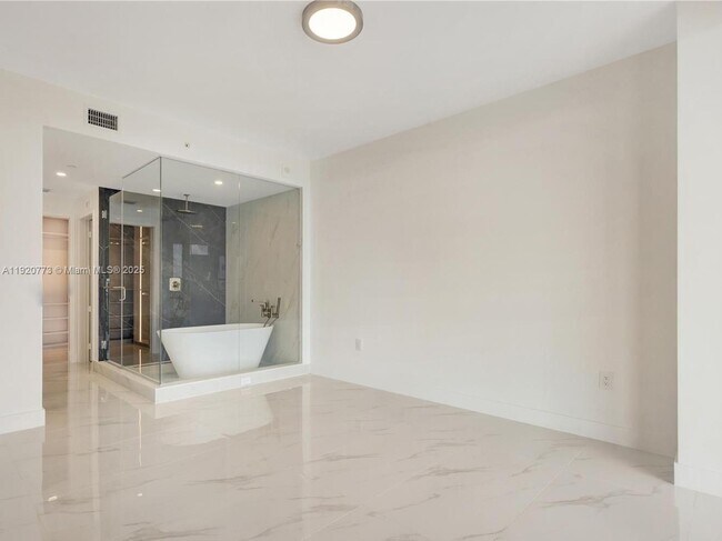 Building Photo - 700 NE 24th St