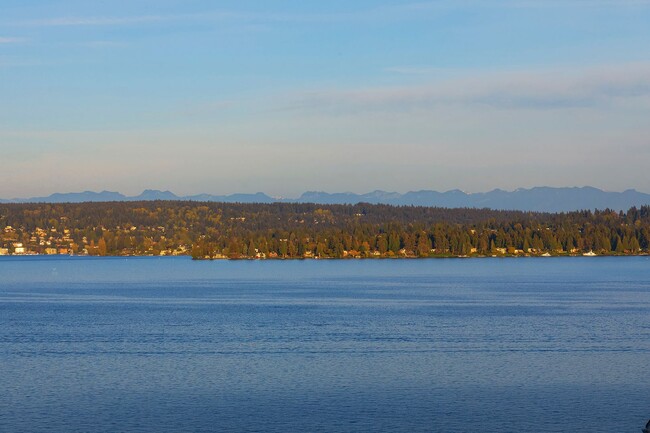 Building Photo - Laurelhurst View Home