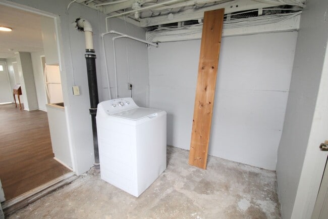 Building Photo - Larger Renovated 2 Bed / 1 Bath Apartment ...