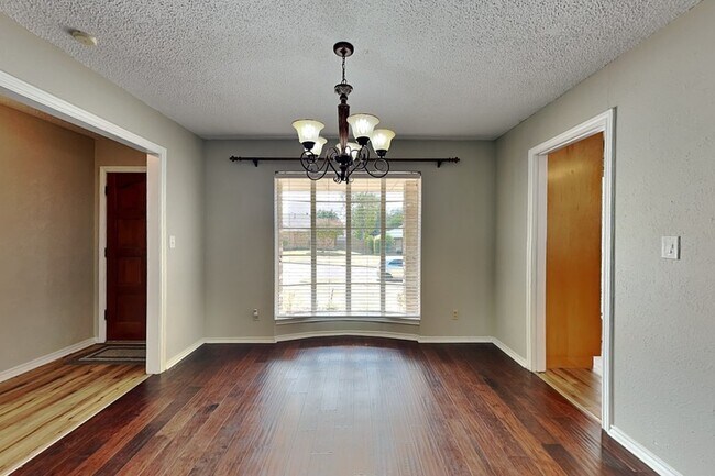 Building Photo - 1605 Brighton Dr