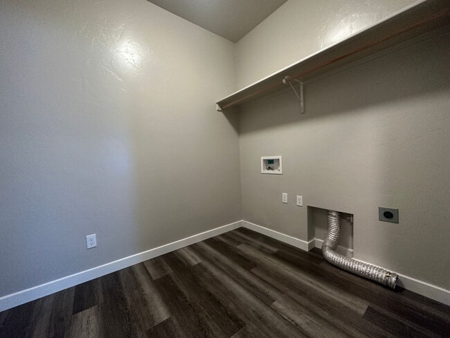 Building Photo - Beautiful 3bed, 2bath, 3car 1,948sq.ft. ho...