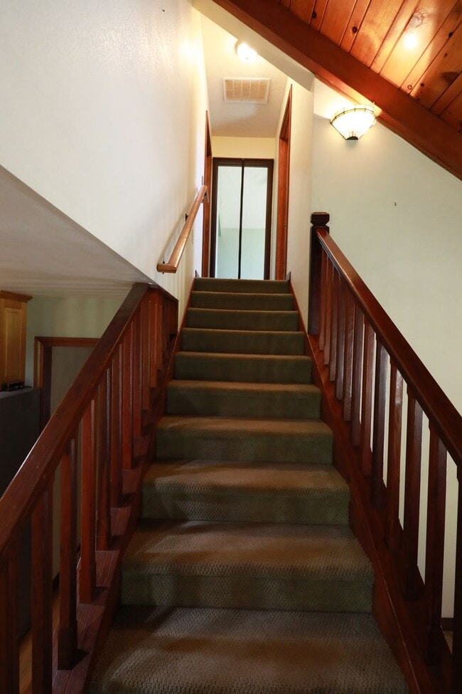 Building Photo - Spacious Custom Home, Most Utilities Inclu...
