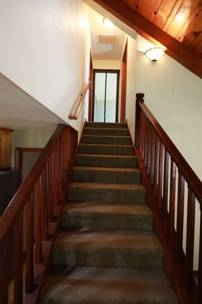 Building Photo - Spacious Custom Home, Most Utilities Included!