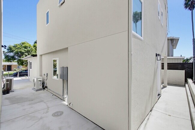Building Photo - Pacific Beach Walking Distance To Mission Bay