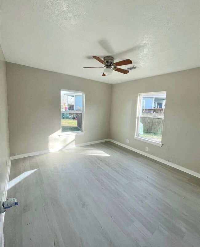 Building Photo - 5220 E Parkway Dr