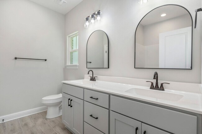 Building Photo - 4 Bedroom In Niceville!