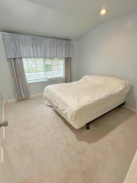 Building Photo - 1180 Sierra Vista Way