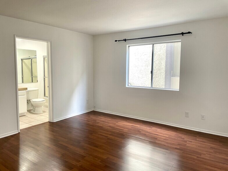 Building Photo - 7045 Woodley Ave