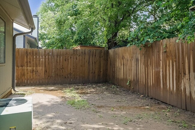 Building Photo - 701 Country Aire Dr