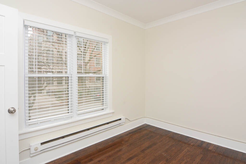 Building Photo - 727 W Roscoe St