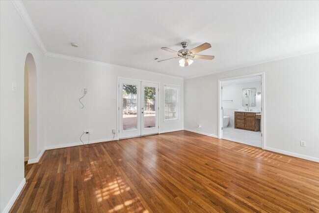 Building Photo - 1063 W 43rd St