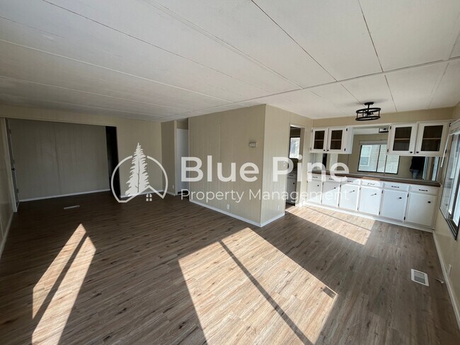 Building Photo - 925 Wilson Ave