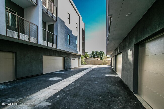 Building Photo - 1443 E Osborn Rd