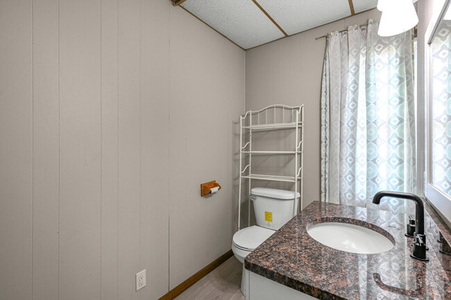 Building Photo - 521 Main St E