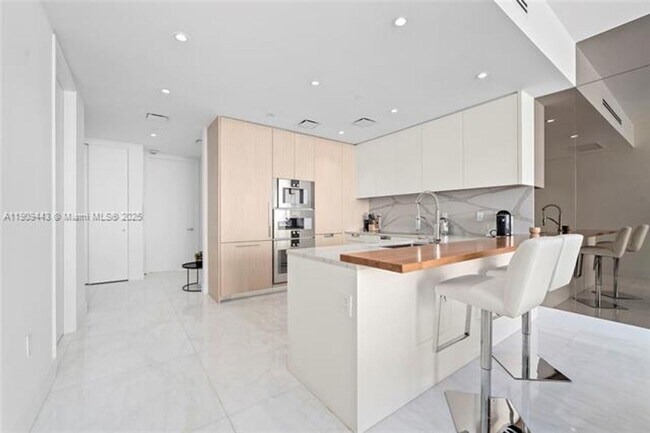 Building Photo - 15701 Collins Ave