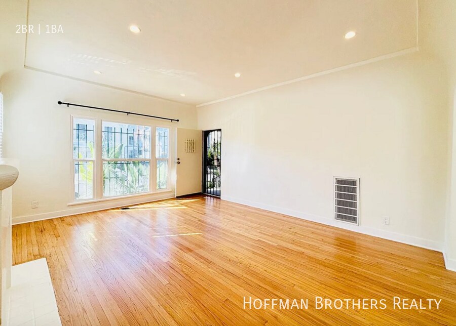 Building Photo - 330 1/2 N Genesee Ave