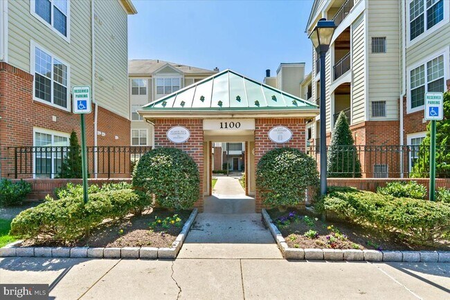 Building Photo - 1100 Quaker Hill Dr