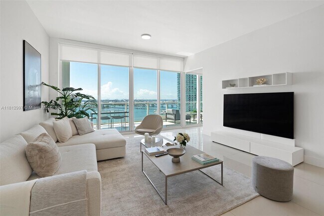 Building Photo - 2020 N Bayshore Dr