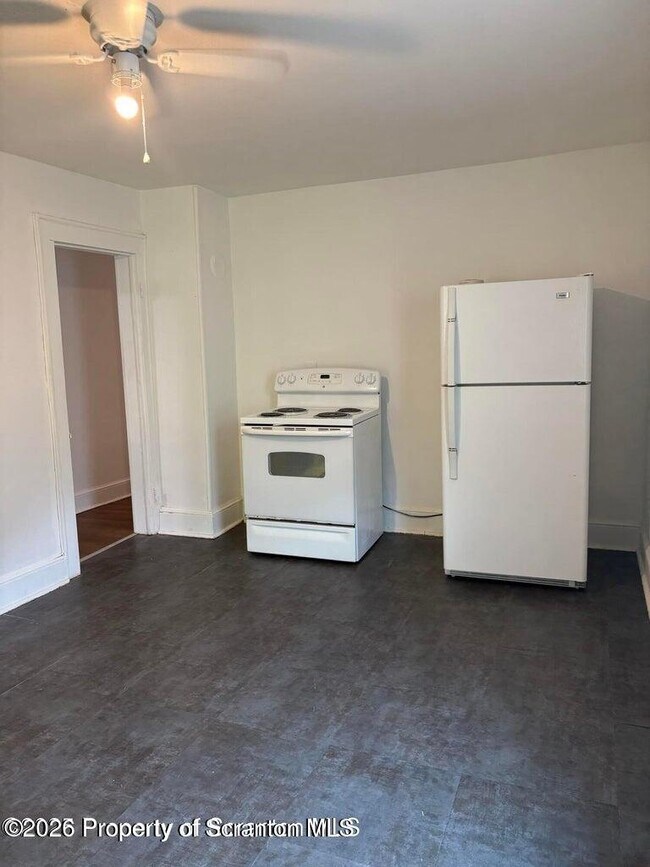 Building Photo - 1017 Main St