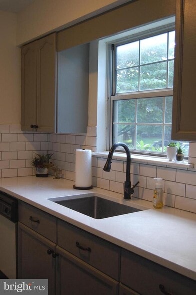 Kitchen - 816 Reading Ct