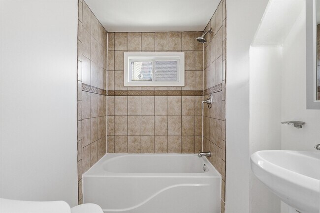 Building Photo - 70 Bellevue St