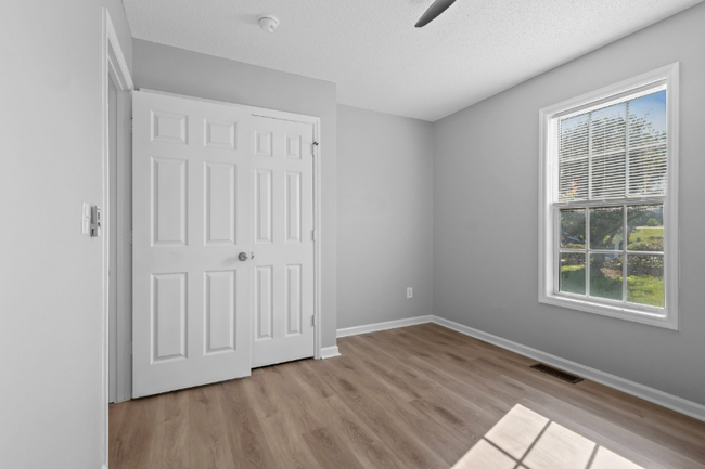Building Photo - 515 Warbler Ct