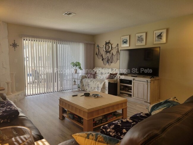 Building Photo - 12310 Capri Cir N