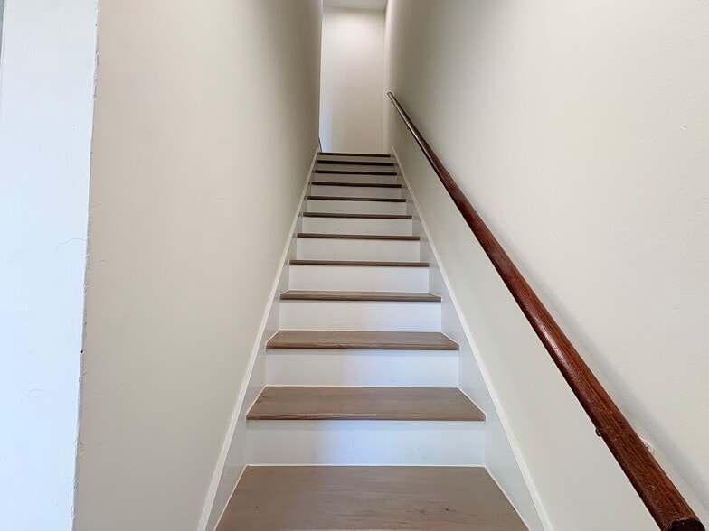 Stairs - 109 Chaucer Ct