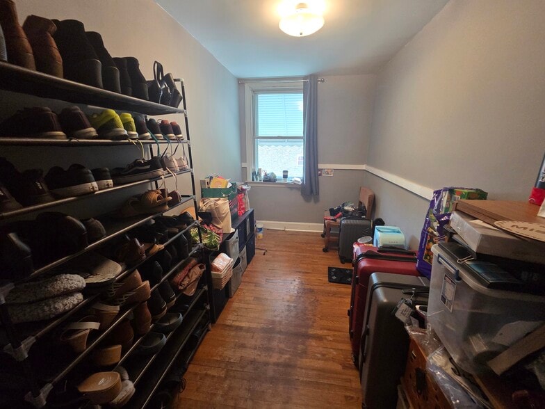 BR3 used as a walk-in closet - 361 Westpark Ln