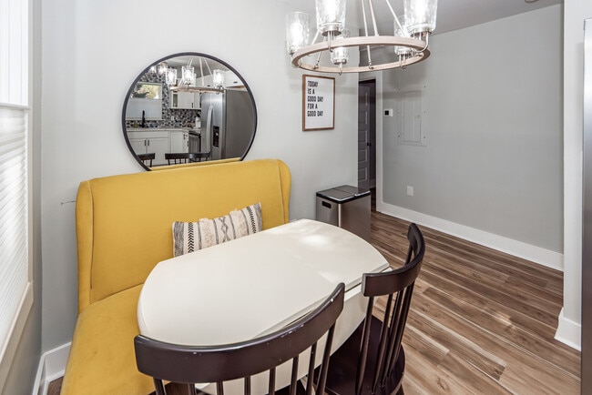 Building Photo - 1511 Larry St