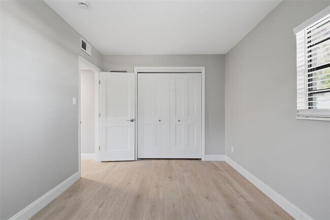 Building Photo - 405 Shore Dr E