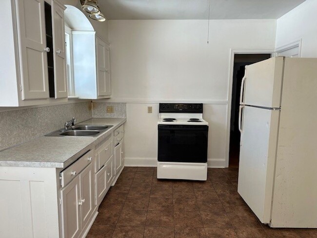 Building Photo - Welcome to our cozy 1st floor 2-bedroom, 1...