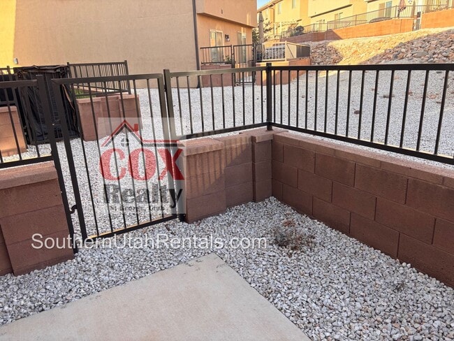 Building Photo - Beautiful Desert Canyon 4 Bedroom / 2.5 Ba...