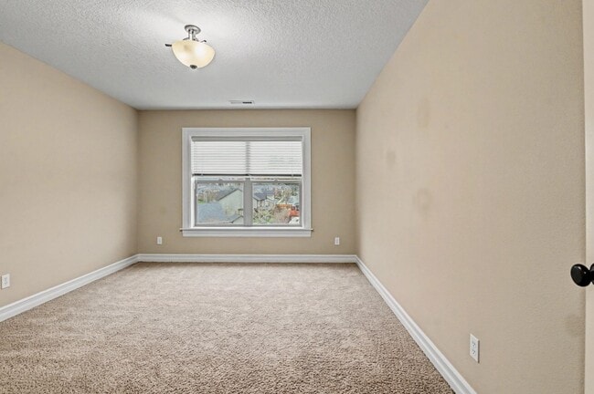 Building Photo - 4 bed, 2.5 bath Two-Story Home in West Salem