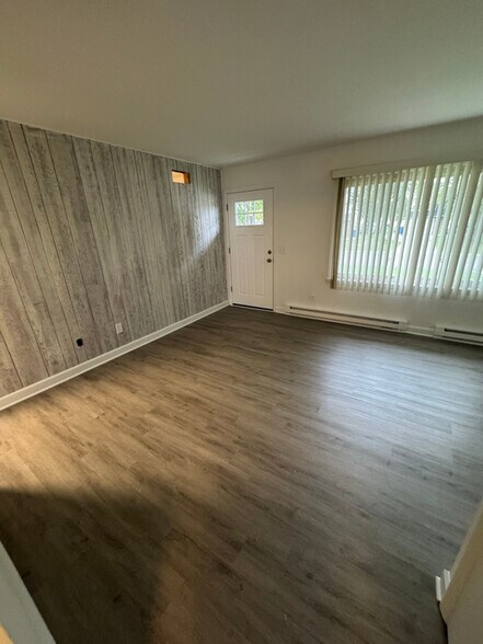 Primary Photo - 717 W Oakley Ave