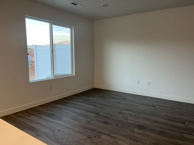 Building Photo - Beautiful 3 Bed Townhome with Amazing Amenities! 6 Month Lease