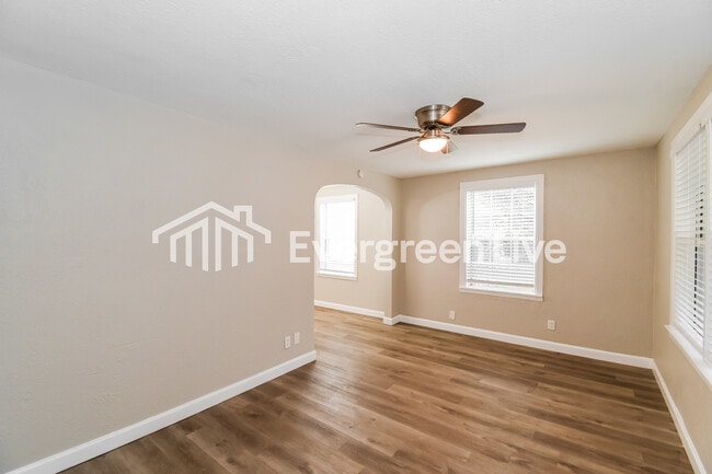 Building Photo - 3510 Gladys St