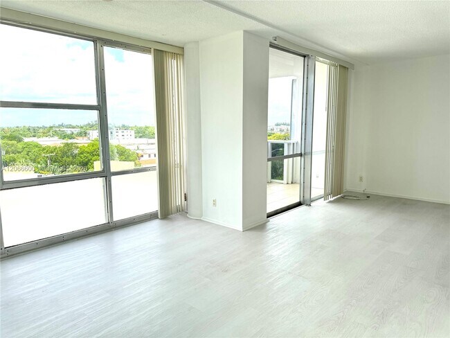 Building Photo - 900 Bay Dr