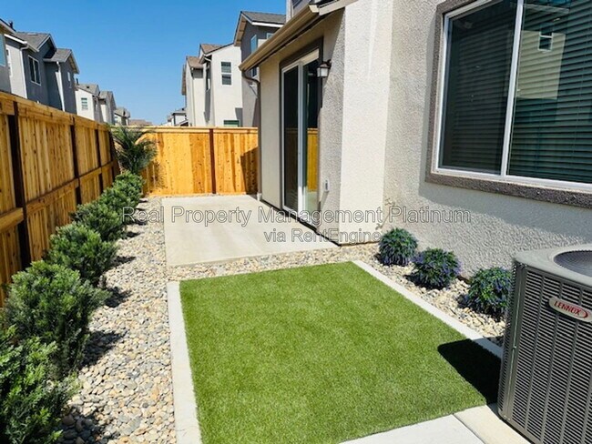 Building Photo - 616 Ophelia Ave