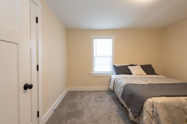 Building Photo - Single Family 3 bedroom / 2 bath house