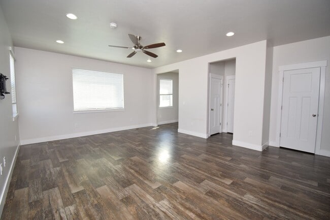 Building Photo - 4 Bed 3.5 Bath Sunny and Spacious South Jordan Corner-Lot Home with Views!