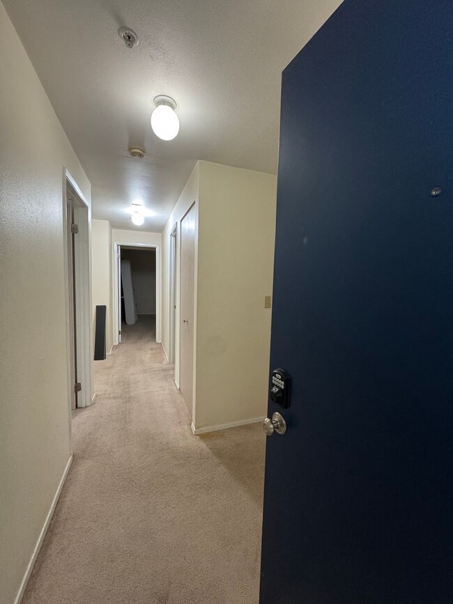 Building Photo - Comfortable & Convenient Condo in Renton